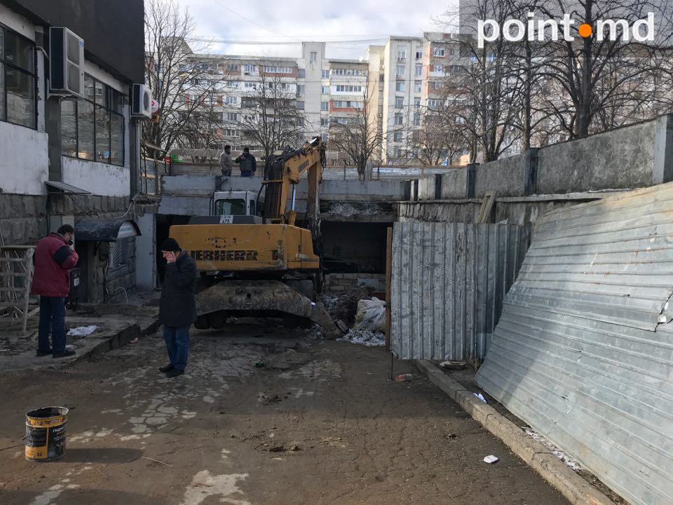 У жилого дома на Рышкановке началось строительство коммерческой пристройки