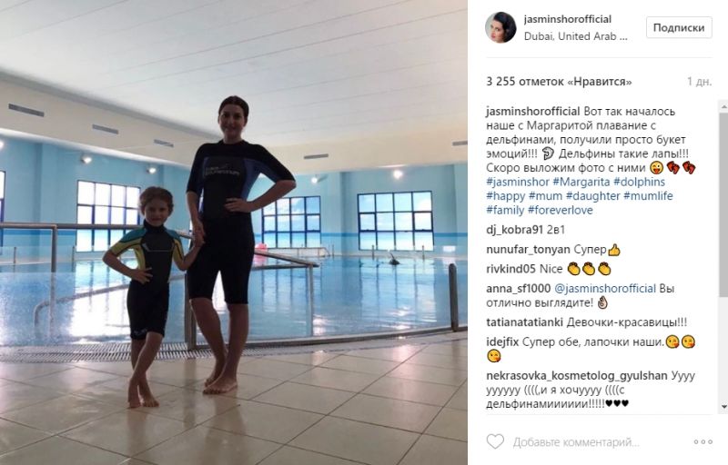 Jasmin, într-un bazin cu delfini. Își petrece concediul împreună cu copiii în Dubai