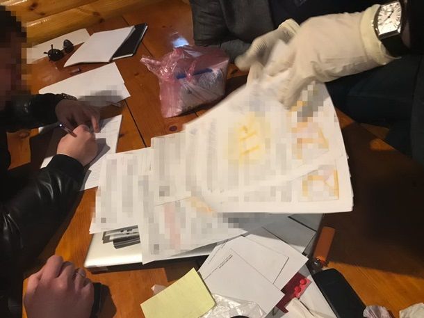 В ресторане Киева задержали чиновника на взятке в $38 тысяч