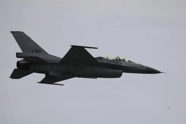 Румынские летчики начали осваивать F-16 в центре, где будут учиться и украинцы
