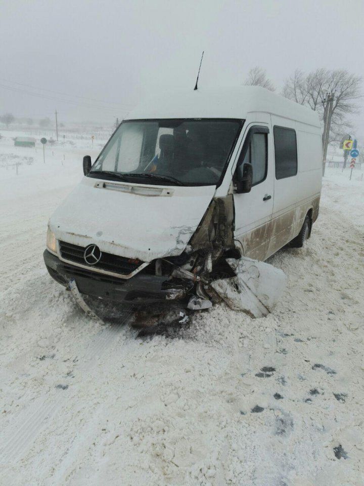 Accident la Peresecina: Două mașini, lovite frontal. Un om e rănit