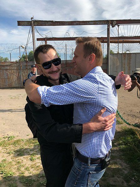 Олег Навальный вышел на свободу