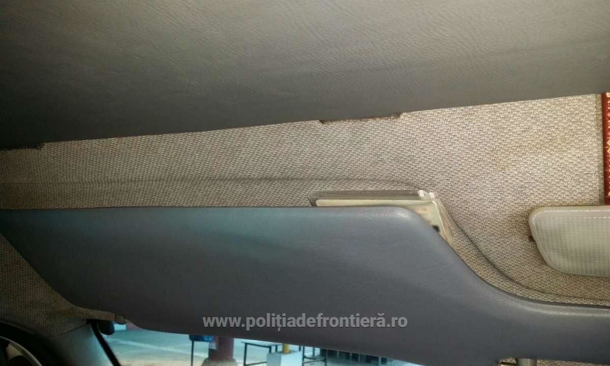 Documente false ascunse în parasolarul unui microbuz, descoperite la controlul de frontieră