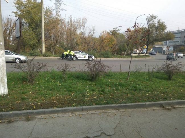 Автомобиль полиции столкнулся с грузовиком, образовалась огромная пробка