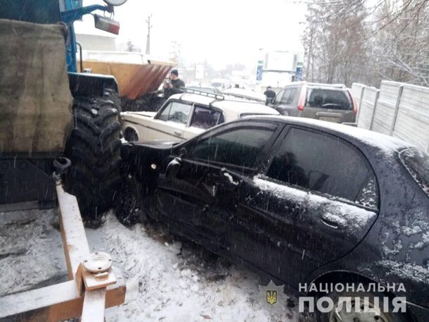 На Украине трактор, посыпавший дорогу, задавил семь легковушек