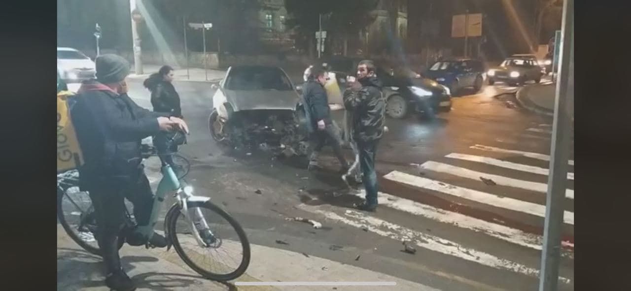 В центре Кишинева Infiniti попал в серьезную аварию