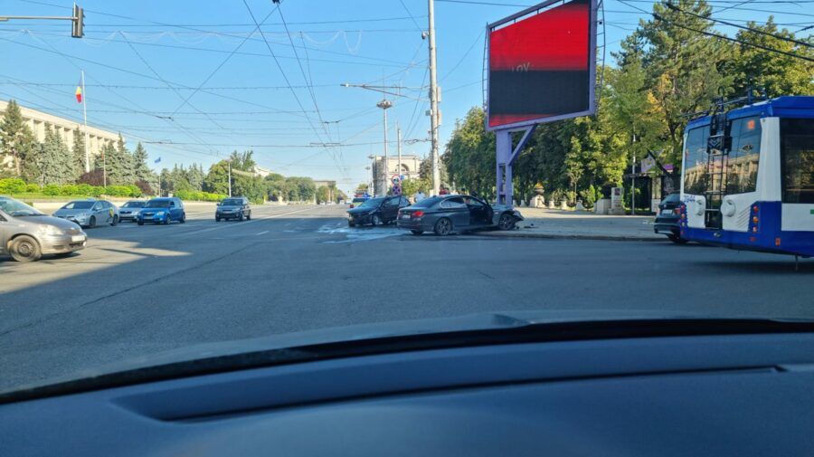 В Кишиневе произошло ДТП, после которого BMW врезался в рекламный щит