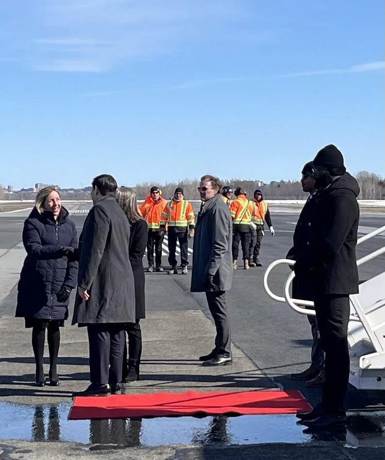 Secretarul de stat al SUA, Marco Rubio, întâmpinat în Canada cu un covor roșu care ducea într-o baltă