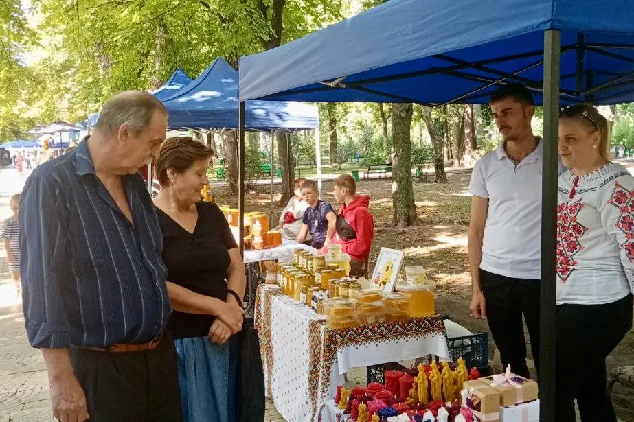 На ярмарке в столице можно купить настойку восковой моли, тыквенный мед