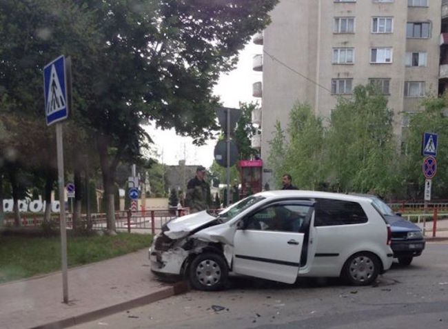 Accident rutier in sectorul Botanica. Doua maşini s-au tamponat violent