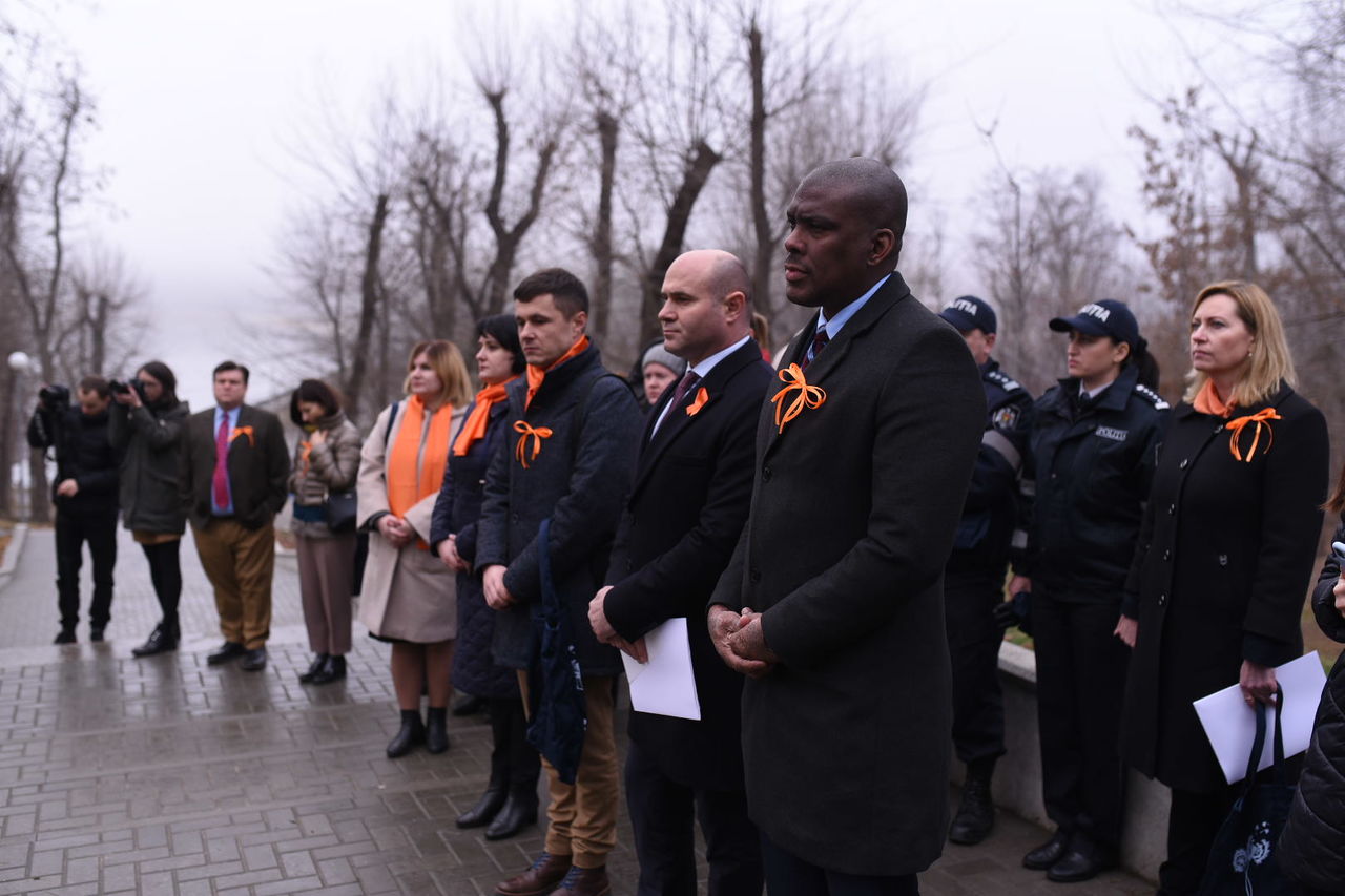 В парке "Валя Морилор" установили скульптуру в память о жертвах насилия в семье