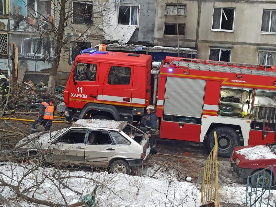 Из-за ударов по Харькову произошли десятки пожаров, погибли не менее 4 человек