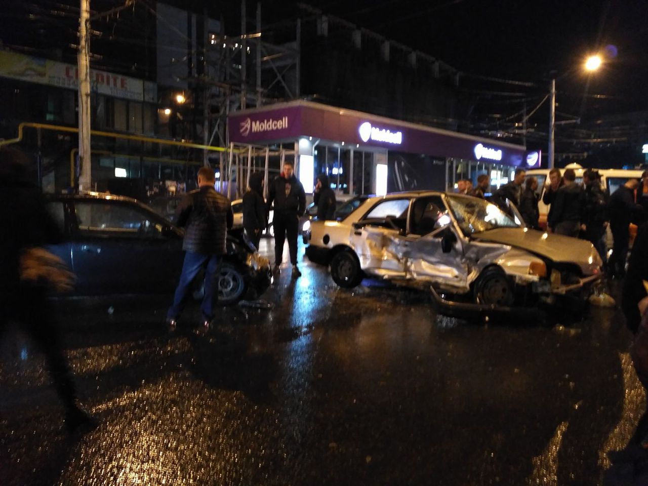 Accident grav în sectorul Rîșcani. Două automobile s-au ciocnit violent lângă Pan-Com