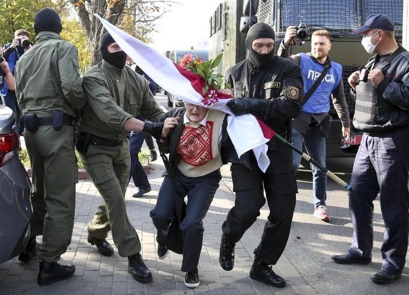 В Беларуси прошли массовые задержания на "Женском марше" протеста