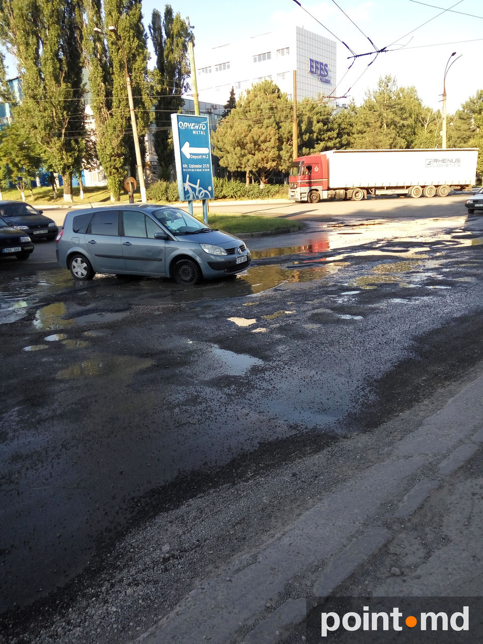 В Кишиневе машины проваливаются в огромные ямы