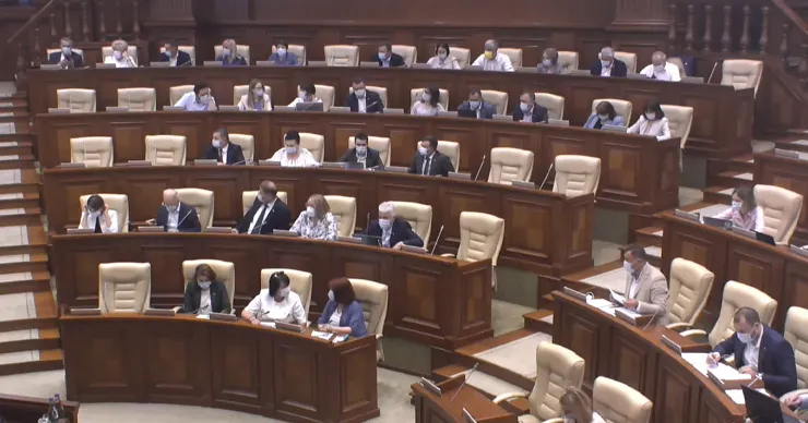 COVID-19: Депутаты парламента снова заседают в защитных масках