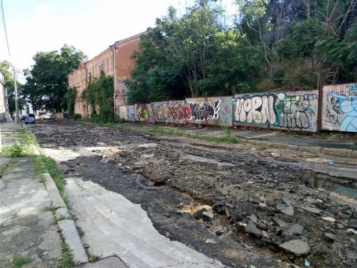 В Одессе ливень смыл асфальт с улицы