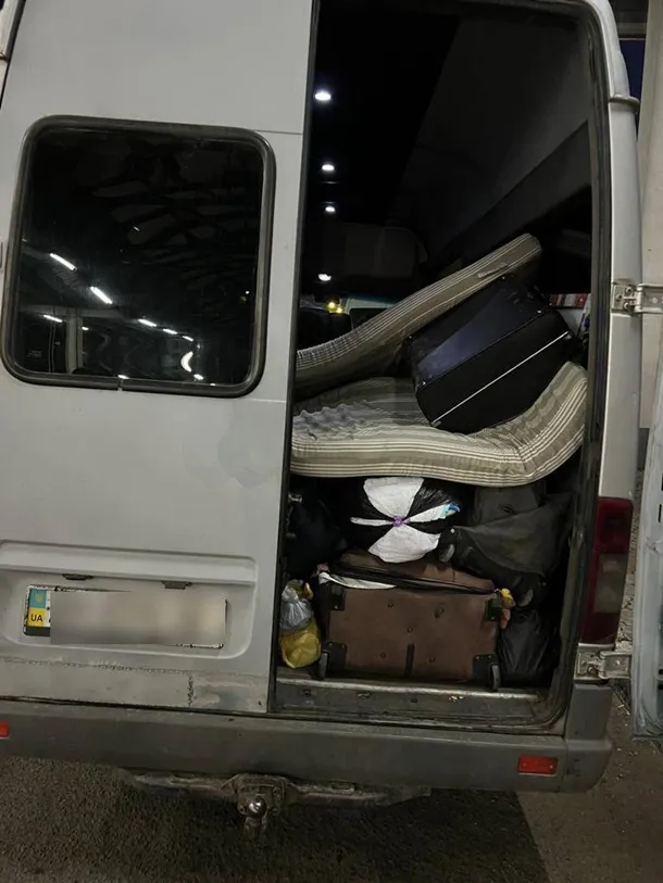 Мужчина пытался выехать из Украины, спрятавшись под матрасом в бусе