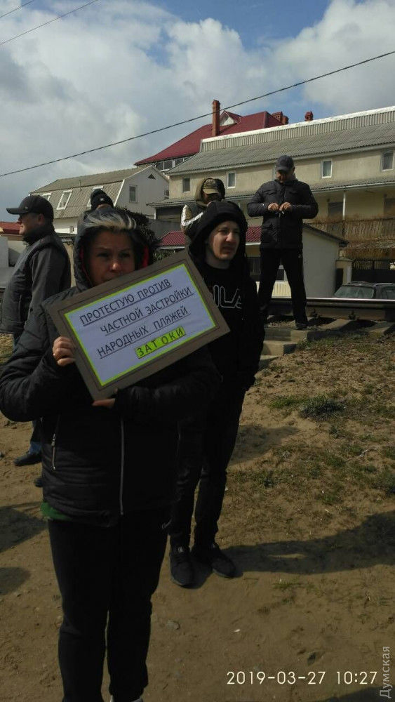 В Затоке продолжают застраивать побережье: КамАзы подвозят арматуру и щебень