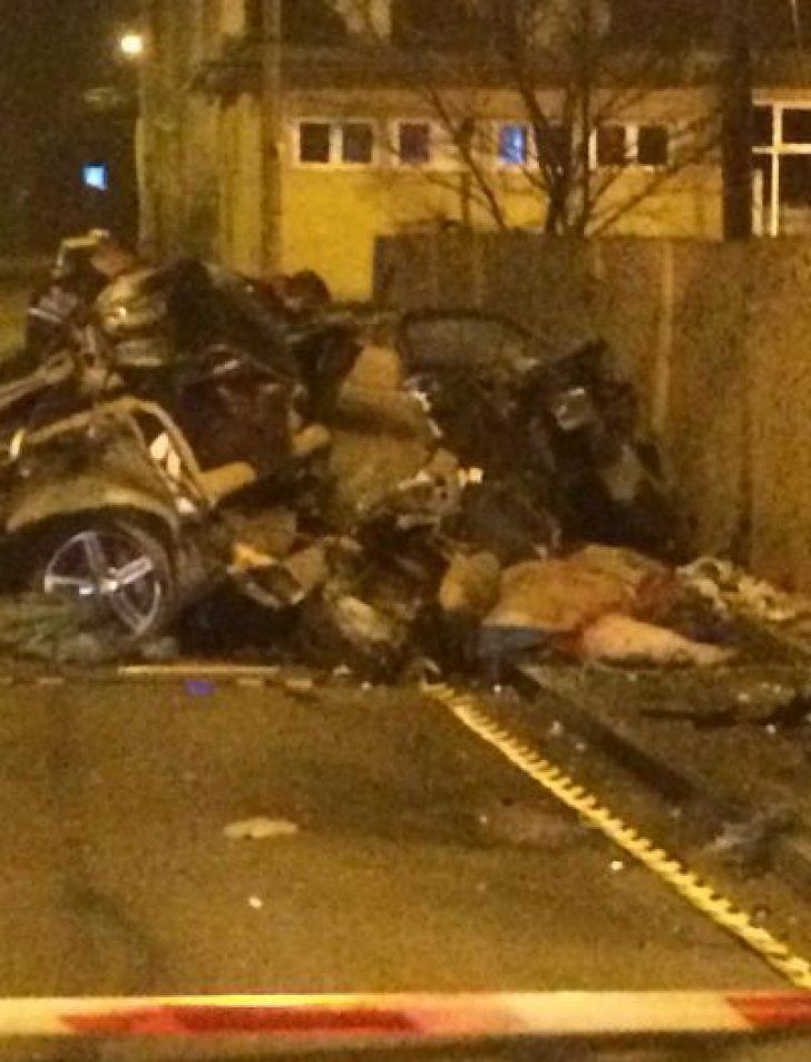 Accident cumplit: BMW făcut bucăți. Acul, blocat la 200 km/h