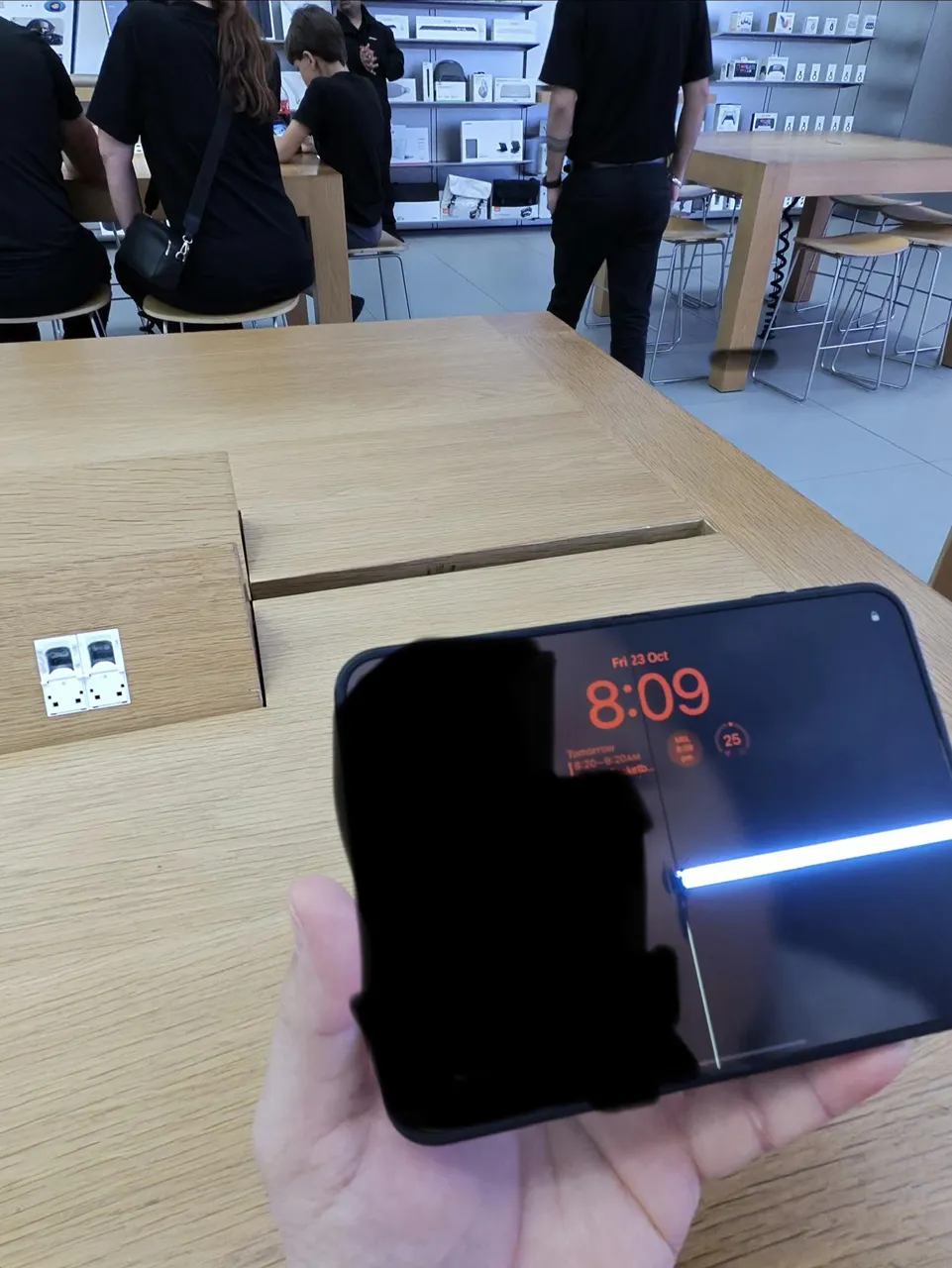 Пользователи жалуются, что новые складные iPhone трескаются в первый день