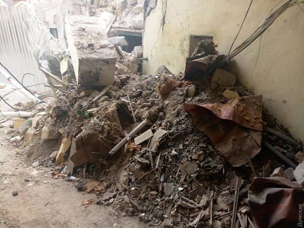 В центре Одессы обрушилась часть жилого дома