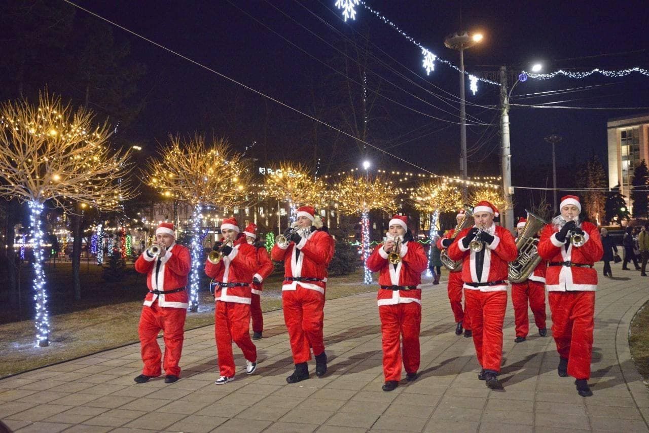 Дом Деда Мороза распахнул свои двери в сквере у Кафедрального собора