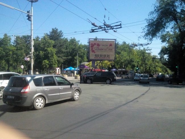 Accident de lux în centrul Capitalei: Un Mercedes s-a ciocnit cu un Range Rover