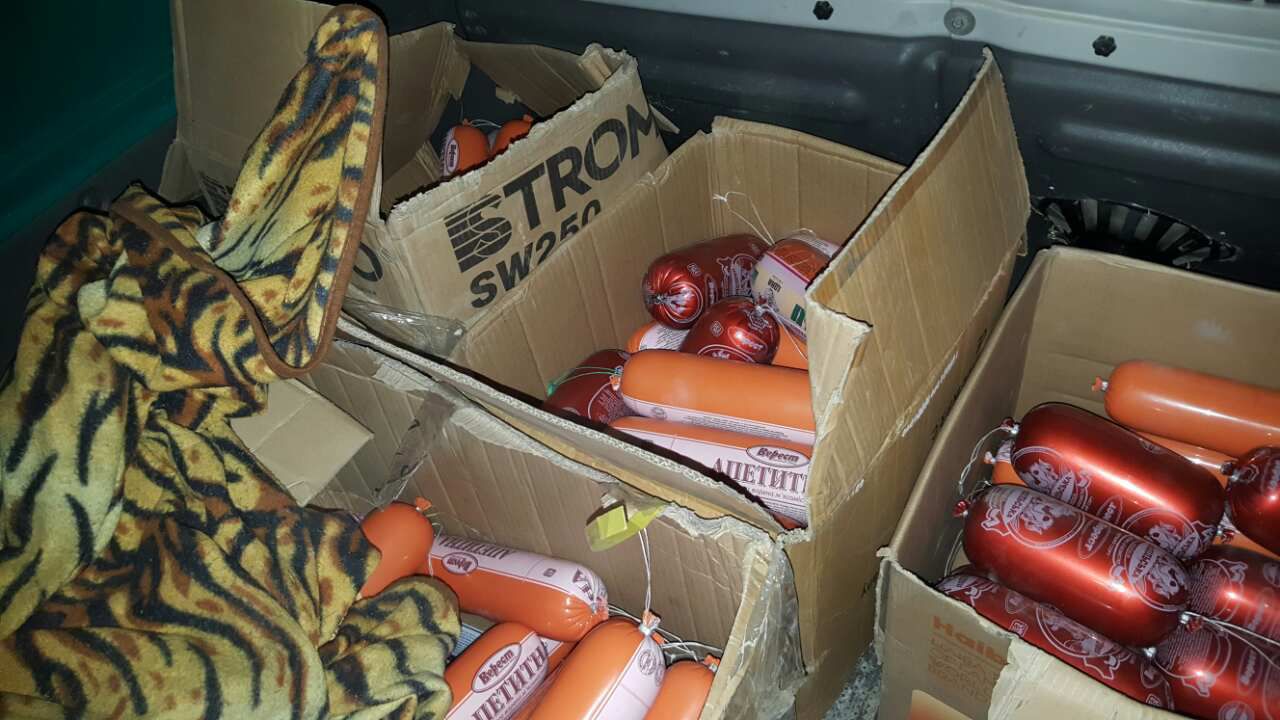 Fructe, legume și carne interzisă spre import, găsite de vameși