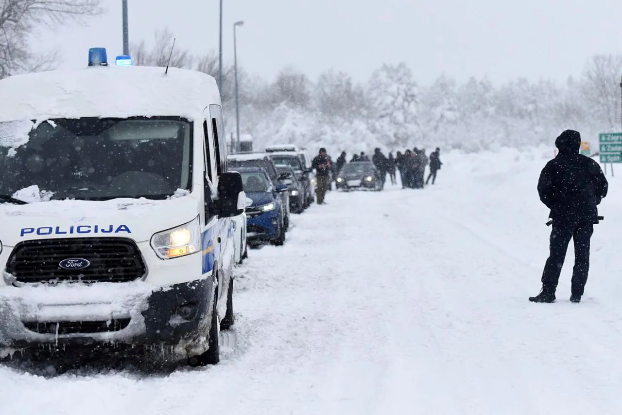 Десятки автомобилей завязли в сугробах у въезда в тоннель в Хорватии