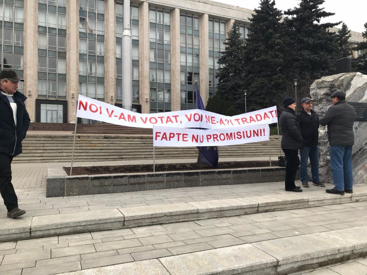 Кику провёл беседу с пришедшими на протест ветеранами