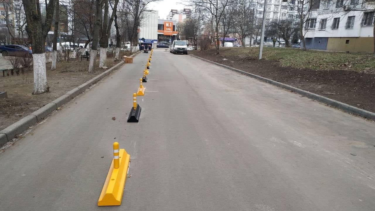 На одной из столичных улиц установлены болларды для защиты пешеходов