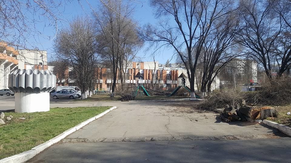 У ДК железнодорожников на Ботанике неизвестные пилят деревья