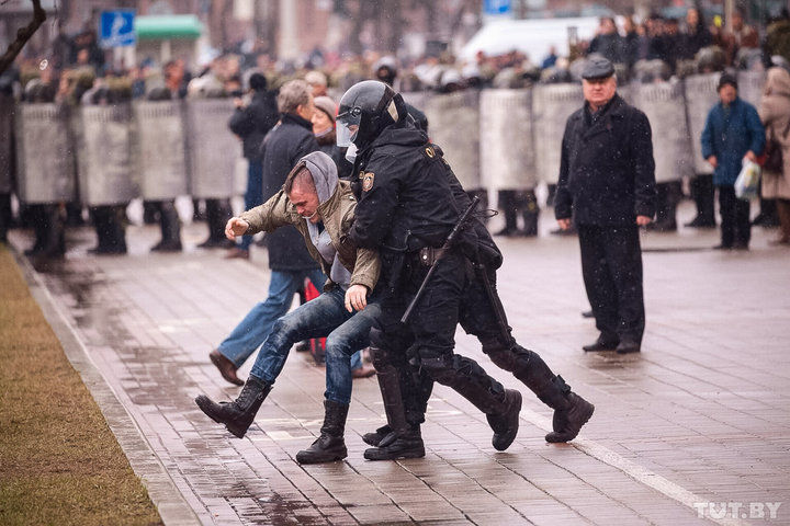 В Минске милиция выставила кордон со щитами на пути колонны протестующих