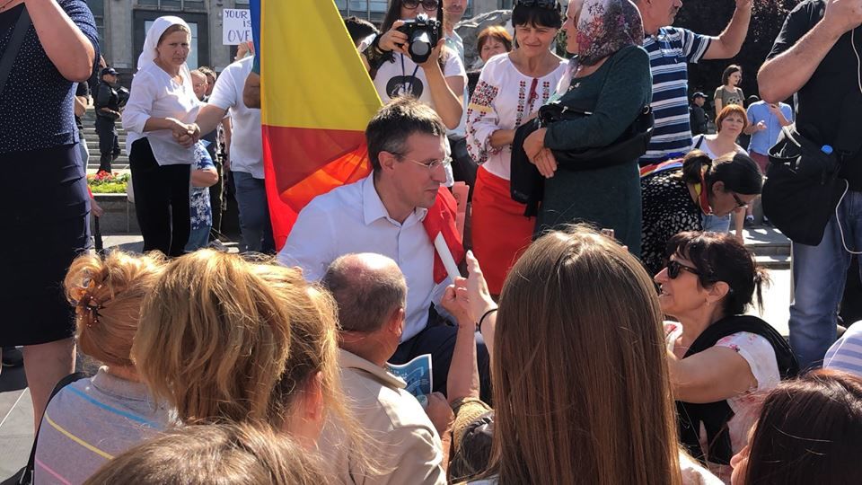 Киртоакэ принес на митинг Нэстасе и Санду румынский флаг