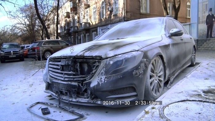 В центре Одессы двое неизвестных сожгли люксовый «Мерседес»