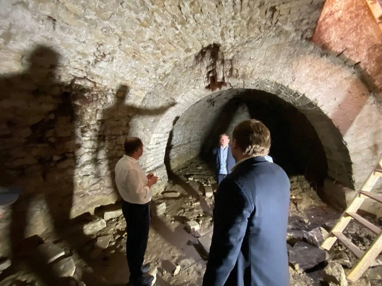 В столице при раскопках открыли ступени и подвал дома, которому 230 лет