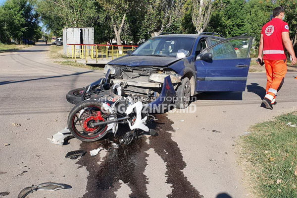 В коммуне Светлый столкнулись автомобиль и мотоцикл: есть пострадавшие