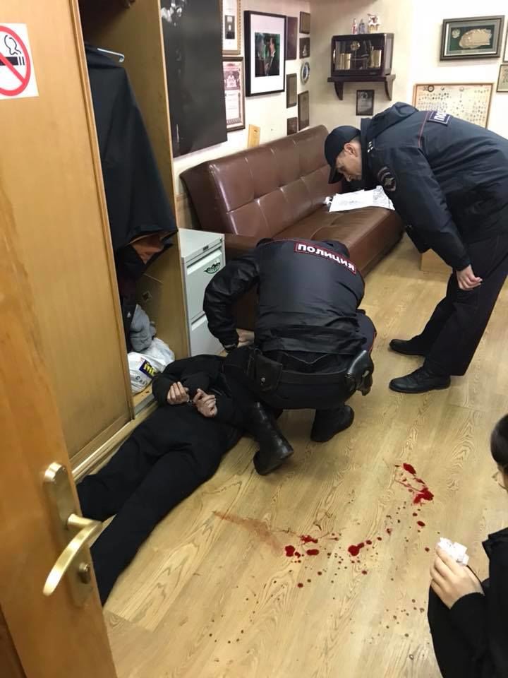 Неизвестный ударил ножом в горло ведущую в редакции "Эхо Москвы"