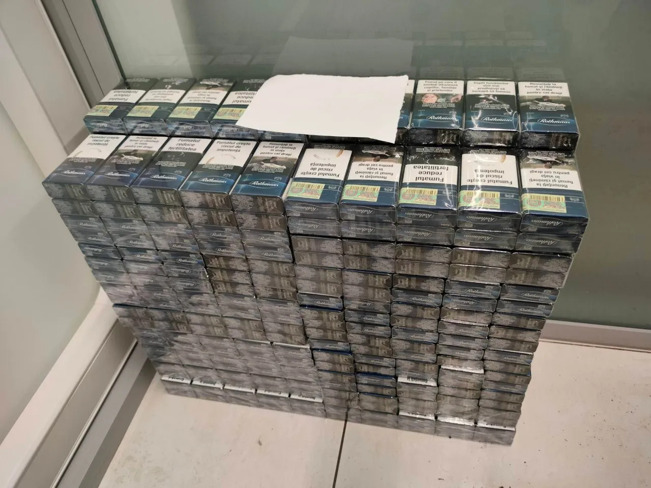 В кишиневском аэропорту изъяли более 6 тысяч пачек сигарет