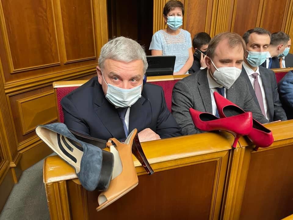 Президенту Украины и министру обороны подарили женские туфли на каблуках