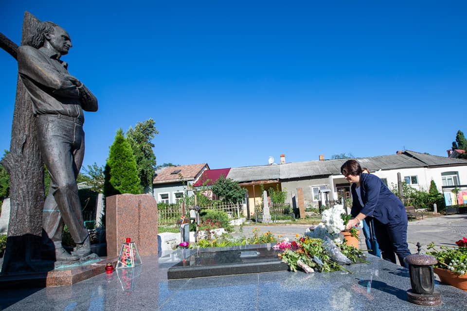 Наталья Гаврилица и Майя Санду возложили цветы к могилам двух поэтов