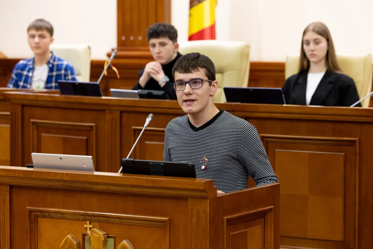 Феномен буллинга в учебных заведениях обсуждали в парламенте