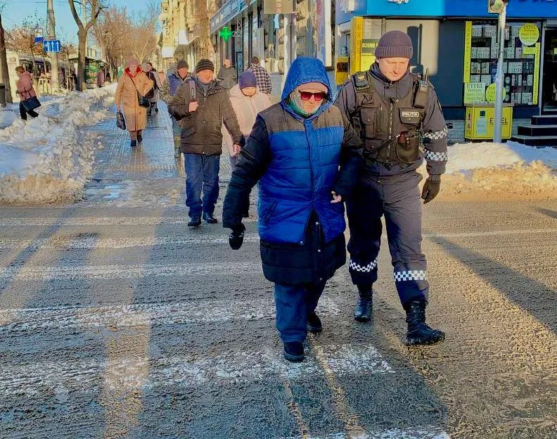 Полиция Молдовы предупреждает пешеходов и водителей: на дорогах лёд