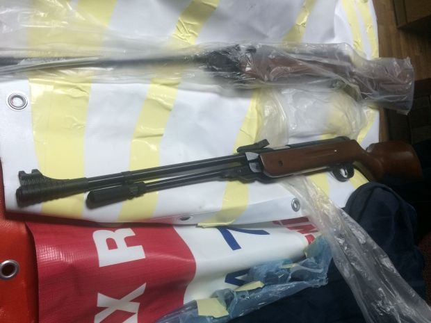 Încercări eșuate: Arme pneumatice și țigări de contrabandă au fost ridicate de vameși