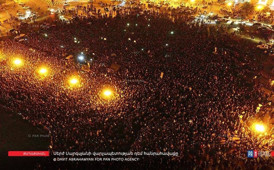 На митинг в центр Еревана пришли десятки тысяч человек