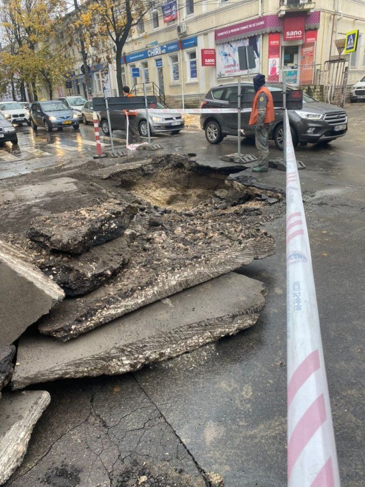Яма стала причиной блокировки движения на одной из столичных улиц