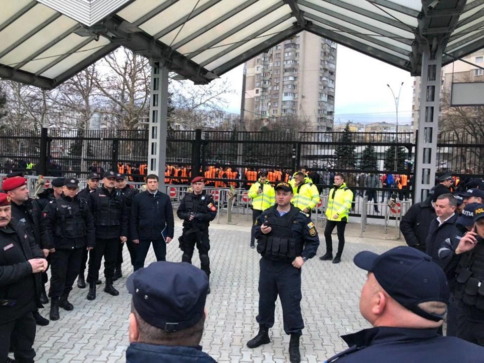 На стадионе "Зимбру" за порядком следят десятки полицейских