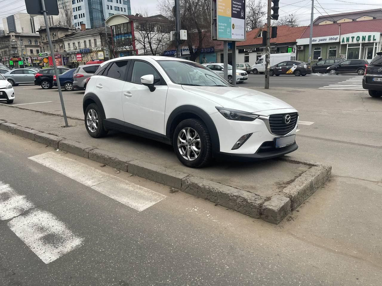 В столице водитель припарковался прямо на пешеходном переходе