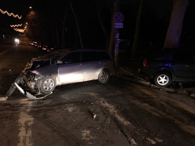 Ночная авария в Кишиневе: столкнулись Toyota и Dacia Logan, есть пострадавшие